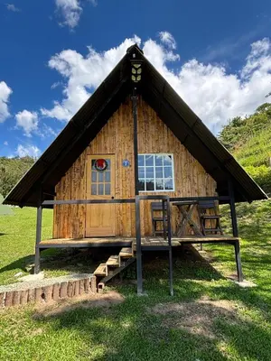 a log cabin with a thatched roof at Pura vida alojamiento in Barbosa