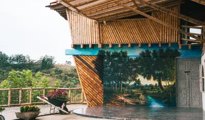 a mural on the side of a building at Hotel PIA Colombia in Marinilla