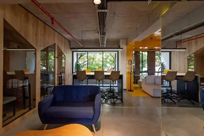 a living room with a blue couch and a table at Súper apartamento en Laureles in Medellín