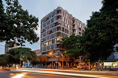 a tall building on a city street at night at Súper apartamento en Laureles in Medellín