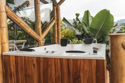 a jacuzzi tub in a garden with plants at The Coffee Club Campestre in Chinchiná