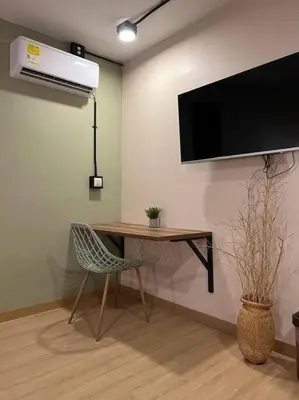 a room with a desk and a tv and a chair at Hospedaje en Medellí cerca a Laureles NID103 By Roots Rentals in Medellín