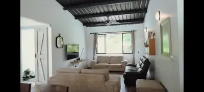 a living room with two couches and a window at ENTREPALMAS in San Jerónimo