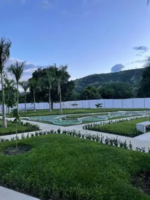 a park with a garden with flowers and trees at Lugar encantador en Santa Fe de Antioquia in Santa Fe de Antioquia