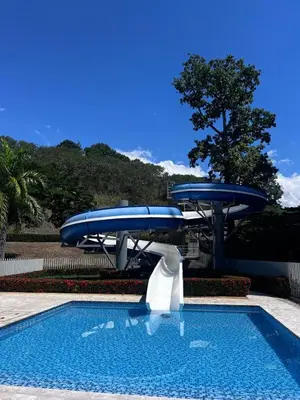 a swimming pool with a table and a pool at Lugar encantador en Santa Fe de Antioquia in Santa Fe de Antioquia