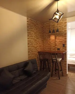 a living room with a couch and a table at El Santorini colombiano in Puerto Triunfo