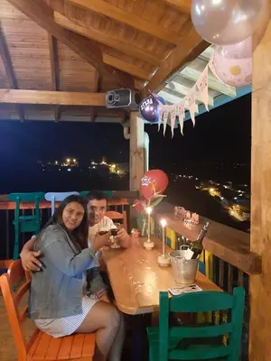 a man and a woman sitting at a table at Jaibaná Spa in Támesis