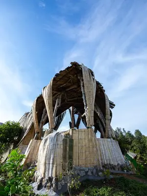 a statue of a horse on top of a hill at Bethel Lozana Guatape in Guatapé