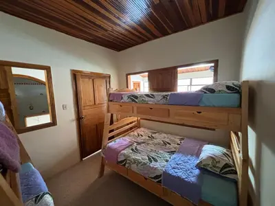 a bedroom with two bunk beds in a room at Apartamento La Matiz - Central in Mariquita