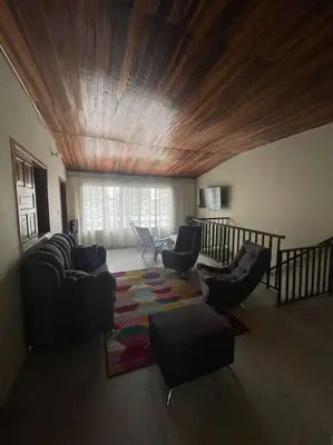 a living room with furniture and a wooden ceiling at Apartamento La Matiz - Central in Mariquita