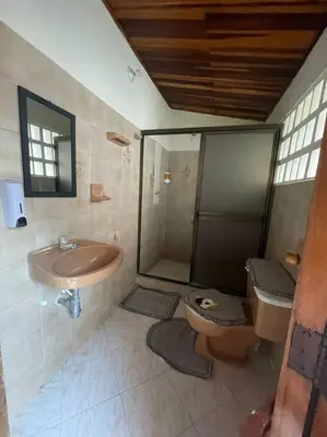 a bathroom with a sink and a toilet and a shower at Apartamento La Matiz - Central in Mariquita