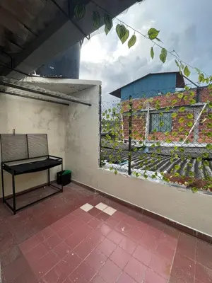 a bench sitting on the side of a building with a window at Apartamento La Matiz - Central in Mariquita