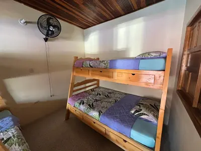 two bunk beds in a room with a fan at Apartamento La Matiz - Central in Mariquita