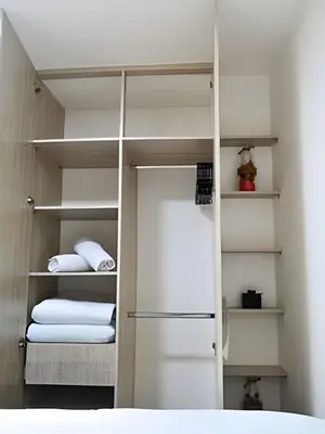 a room with a closet with white shelves at Espectacular Apto Zona Rosa - Milán Estrato 5 in Manizales