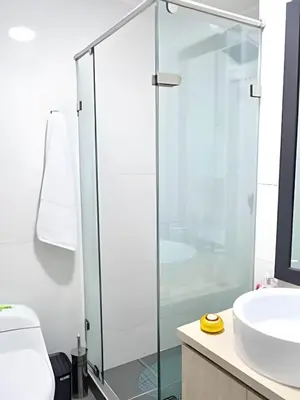 a bathroom with a glass shower and a sink at Espectacular Apto Zona Rosa - Milán Estrato 5 in Manizales