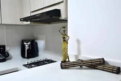 a kitchen with a stove and a tie on a counter at Espectacular Apto Zona Rosa - Milán Estrato 5 in Manizales