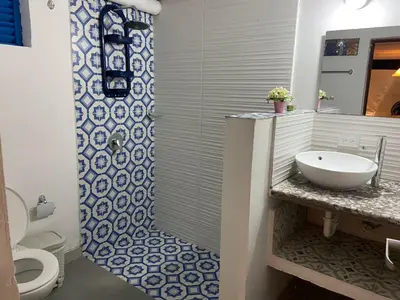 a bathroom with a white sink and a toilet at Las 4 Estaciones Alojamientos de Ensueño Santorini Doradal in Puerto Triunfo