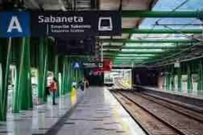 a subway station with a platform and a train station at CE20 Excepcional Apartamento Piscina y parqueadero in Sabaneta