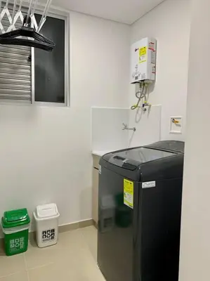 a kitchen with a trash can in a room at CE20 Excepcional Apartamento Piscina y parqueadero in Sabaneta
