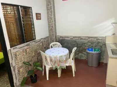 a table and chairs in a kitchen with a trash can at Apartamento con Vista y acceso al lago en Guatape in Guatapé