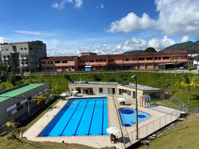 an overhead view of a large swimming pool at Apartamento con Vista y acceso al lago en Guatape in Guatapé