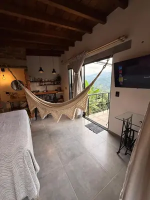 a bedroom with a hammock in a house at Montecafé Jardín in Jardin