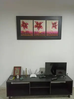 a living room with a table and a picture on the wall at Linda casa con espectacular vista embalse y piedra in Guatapé