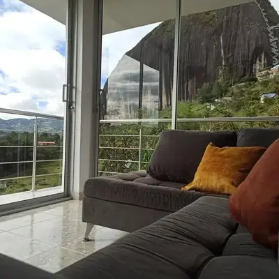 Linda casa con espectacular vista embalse y piedra