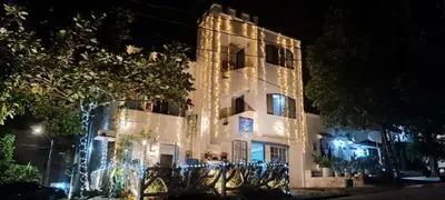 a building with lights on it at night at Cabaña Nro 80 El Portón de La Aldea in Doradal