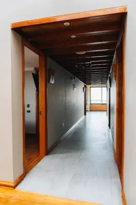 an empty corridor in a building with a wooden ceiling at Hotel Entre Brumas in Aguadas
