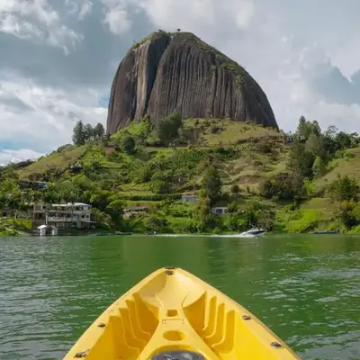 Descanso Bajo La Piedra Del Peñol