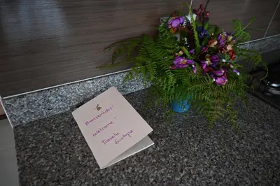 a note sitting next to a vase of flowers at Travelu Guatape Apartamento in Guatapé