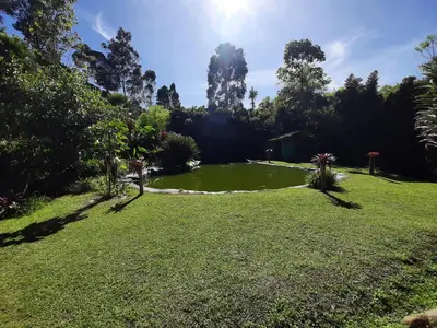 a grassy yard with the sun in the background at CASA DE CAMPO VILLA OLI!! - Un paraiso natural en la ciudad in Villamaría