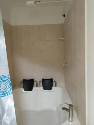 two black cups sitting on top of a bath tub at Casa Hotel Castellón in Hispania