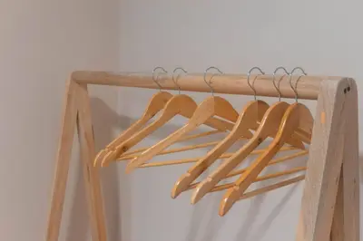 a bunch of wooden utensils hanging on a rack at Arrendamiento nuevo apartamento con balcón By Roots Rentals NID202 in Medellín