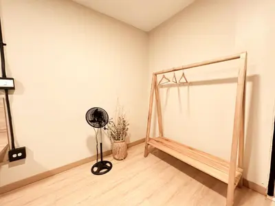 a room with a mirror and a fan in it at Arrendamiento nuevo apartamento con balcón By Roots Rentals NID202 in Medellín