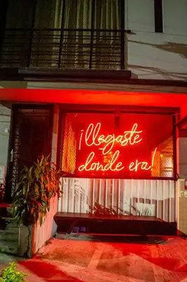 a neon sign that says i investigate bounce end at Apartamento en zona exclusiva de Bello, Cabañas in Bello