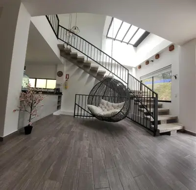 a room with a hammock in the middle of a staircase at Cabaña en Sopetran in Sopetran