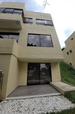 a house with a ramp in front of it at Cabaña en Sopetran in Sopetran