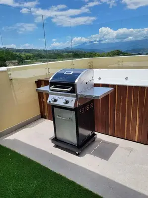 a grill sitting on top of a roof at Cabaña en Sopetran in Sopetran