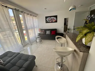 a living room with a couch and a table at Acogedor Apartamento Como en casa in Manizales