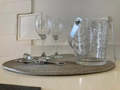 a table with two glasses and a vase and keys at Apartamento de lujo Manizales in Manizales
