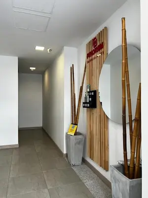 a hallway with a circular mirror and some bamboo at Apartamento de lujo Manizales in Manizales