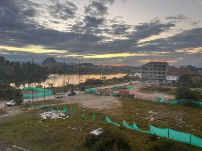 a construction site with a fence and a field at Lindo apartamento en Guatapé in Guatapé