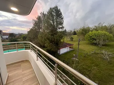 a balcony with a view of a yard at Lindo apartamento en Guatapé in Guatapé