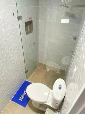 a small bathroom with a toilet and a shower at 23 BELO APARTAMENTO CON BALCON EN LAURELES ESTADiO 2 HAB 2 BAÑOs in Medellín