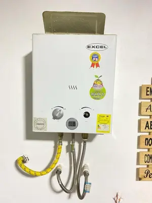 a white electrical outlet with a yellow hose at 23 BELO APARTAMENTO CON BALCON EN LAURELES ESTADiO 2 HAB 2 BAÑOs in Medellín