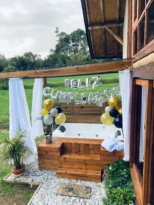 a bath tub in a backyard with a sign at Chalet del lago Santa Elena in Santa Elena