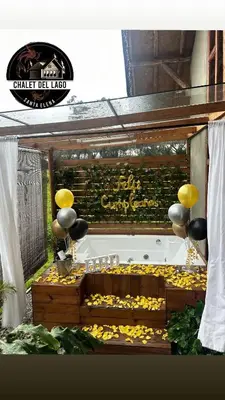 a stand with a bath tub filled with yellow bananas at Chalet del lago Santa Elena in Santa Elena
