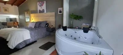 a bedroom with a bed and a bathtub next to a bed at Luxury Loft Shakespeare in Medellín